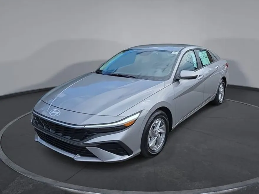 2025 Hyundai Elantra SE photo 1