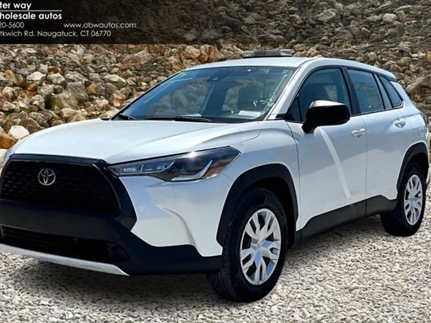 2022 Toyota Corolla Cross L photo 1
