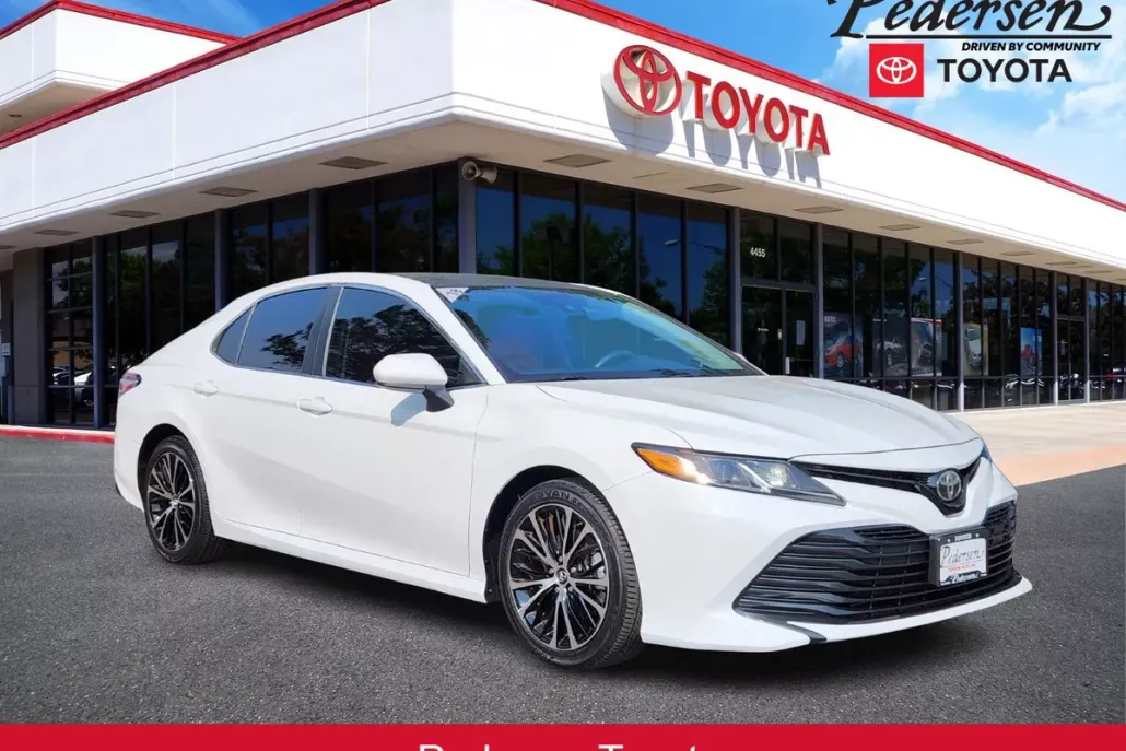 2018 Toyota Camry LE photo 1