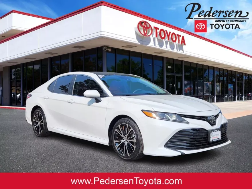 2018 Toyota Camry LE photo 1