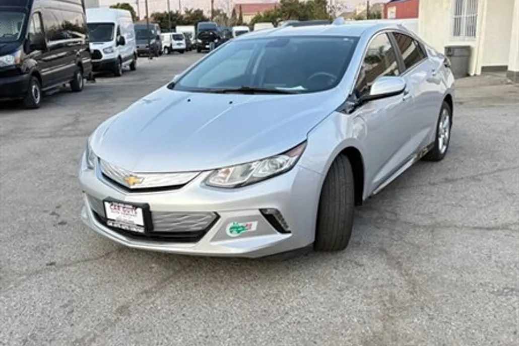 2017 Chevrolet Volt LT photo 1