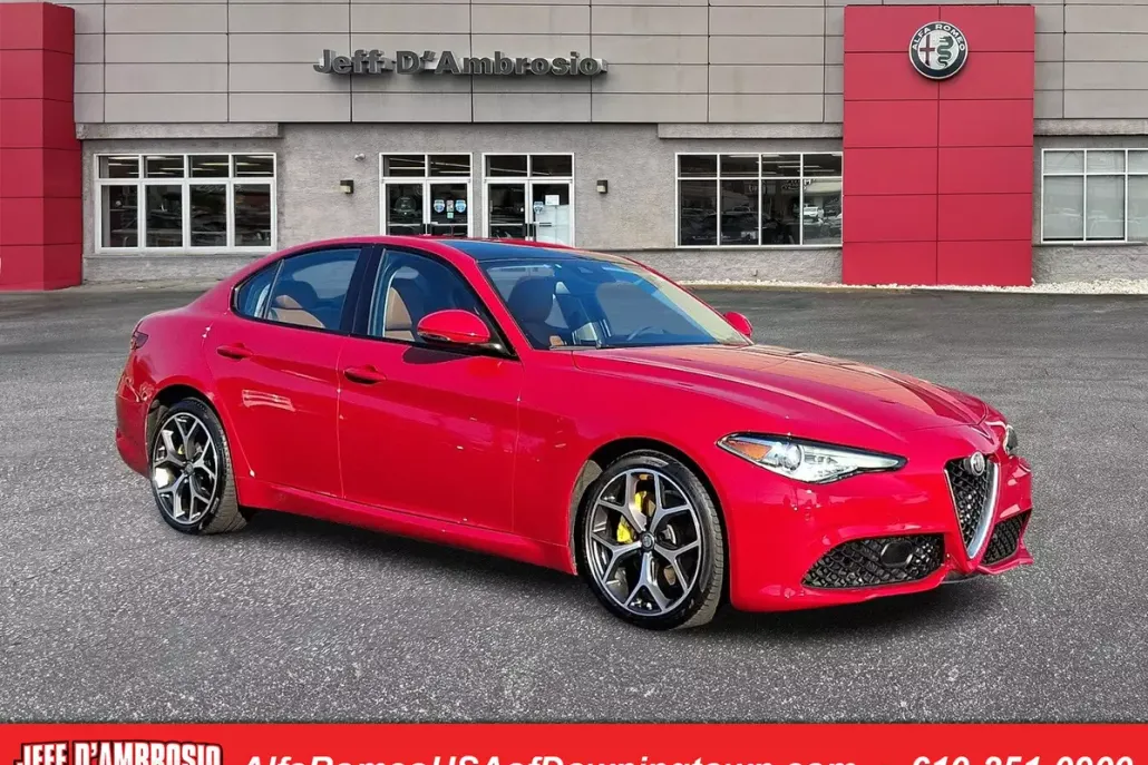 2019 Alfa Romeo Giulia Sport photo 1