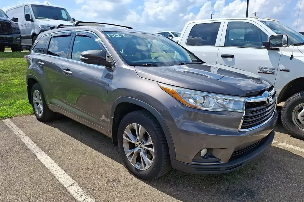 2016 Toyota Highlander LE Plus photo 1