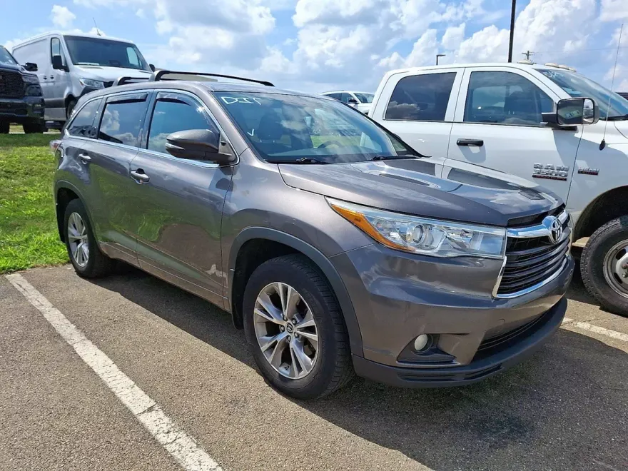 2016 Toyota Highlander LE Plus photo 1