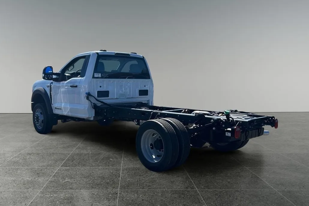 2025 Ford F-550 photo 1