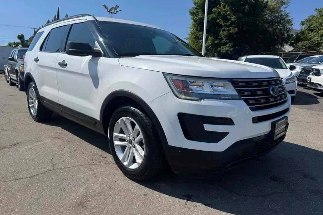 2017 Ford Explorer Base photo 1