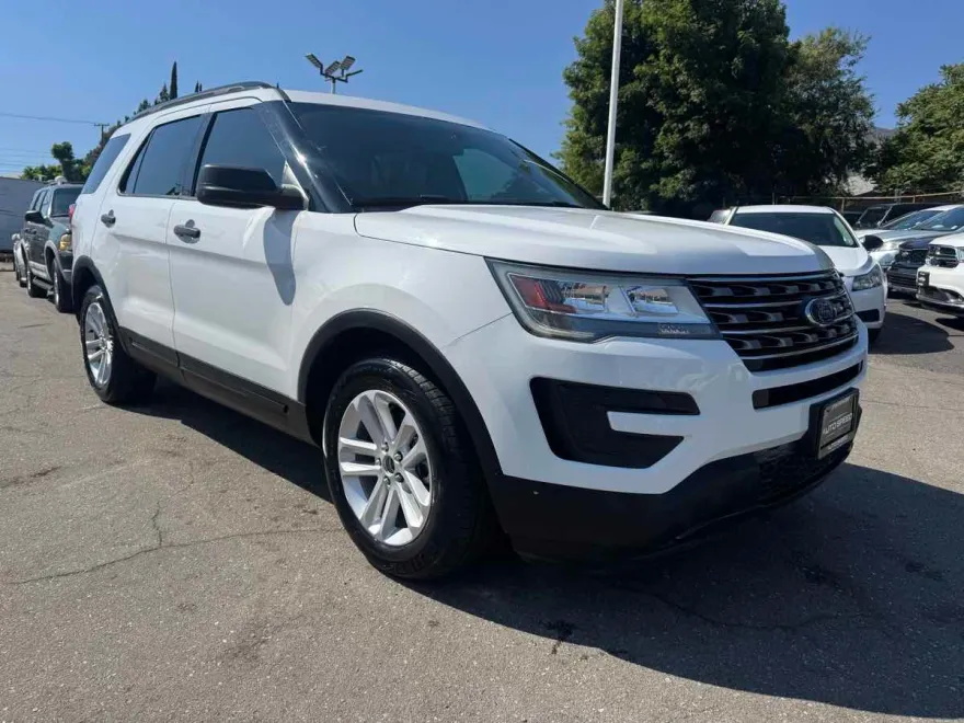 2017 Ford Explorer Base photo 1