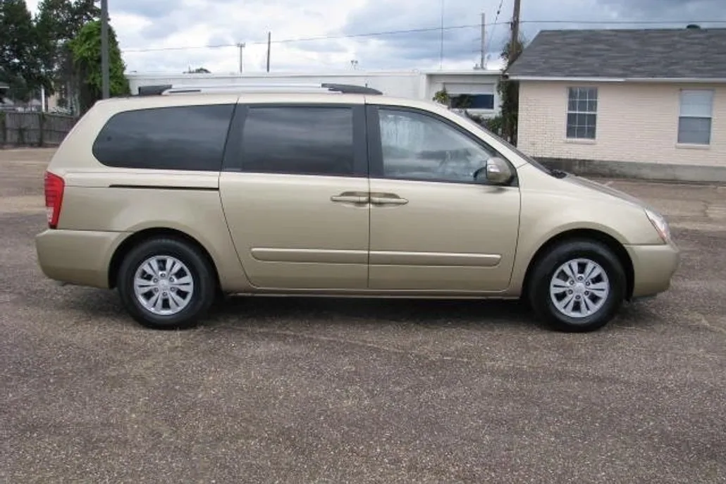 2011 Kia Sedona LX photo 1