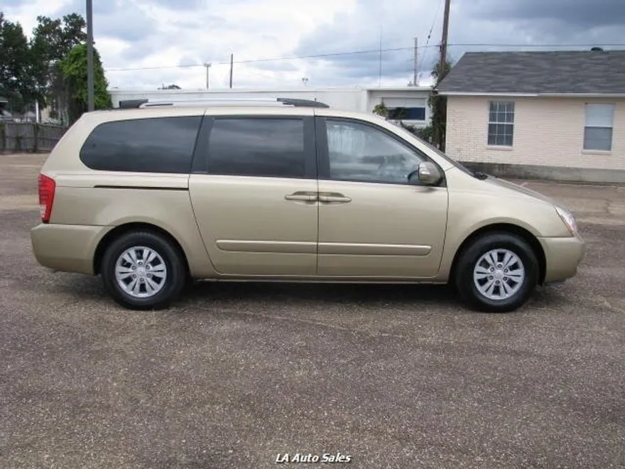 2011 Kia Sedona LX photo 1