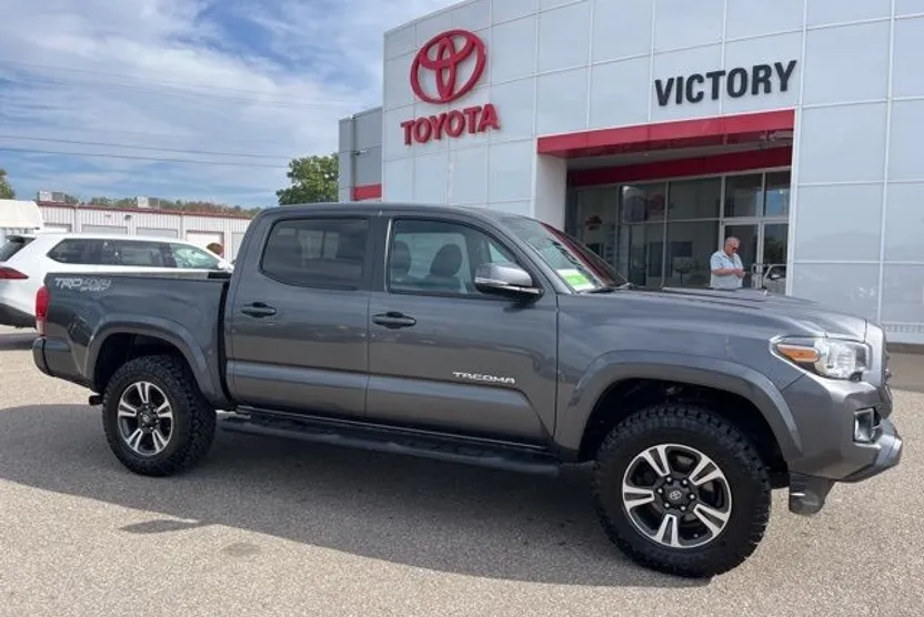 2017 Toyota Tacoma TRD Sport photo 1