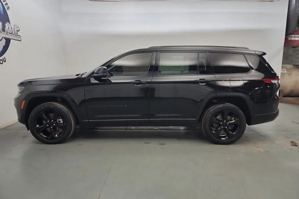 2023 Jeep Grand Cherokee Altitude photo 1