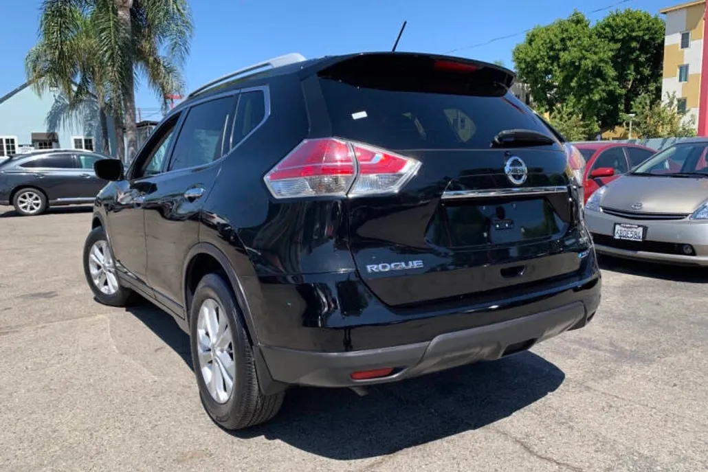 2014 Nissan Rogue SV photo 1