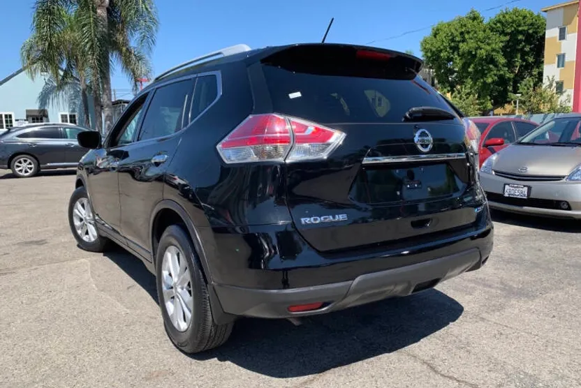 2014 Nissan Rogue SV photo 1