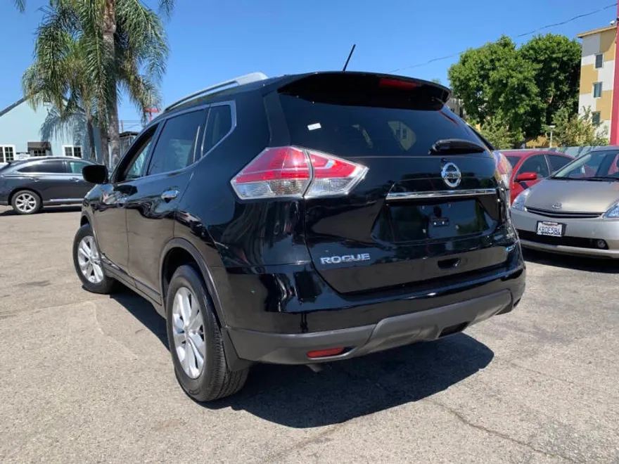 2014 Nissan Rogue SV photo 1