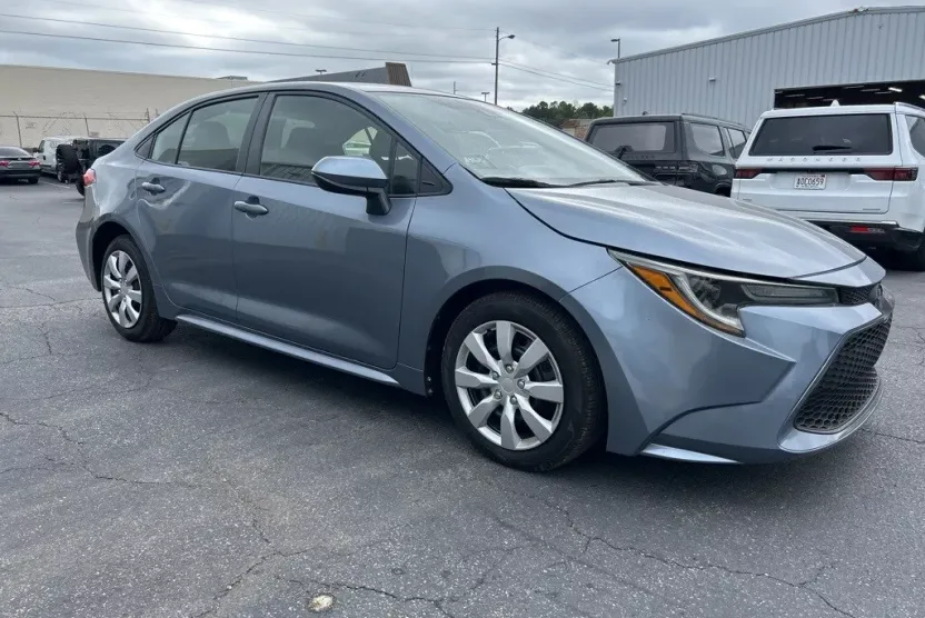 2021 Toyota Corolla LE photo 1