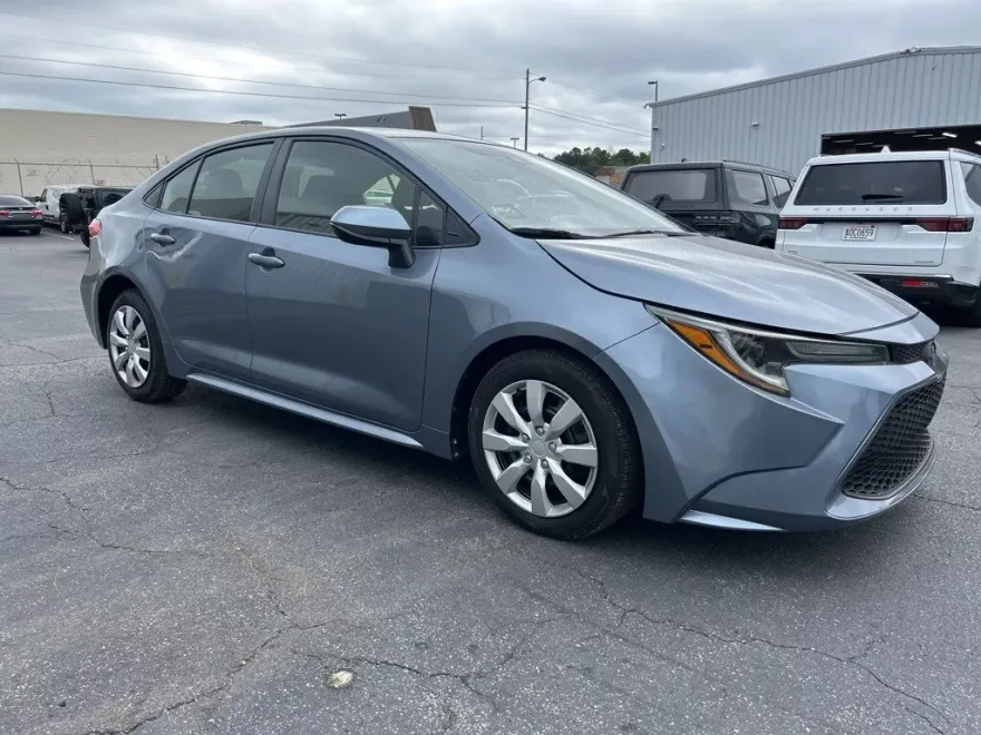 2021 Toyota Corolla LE photo 1