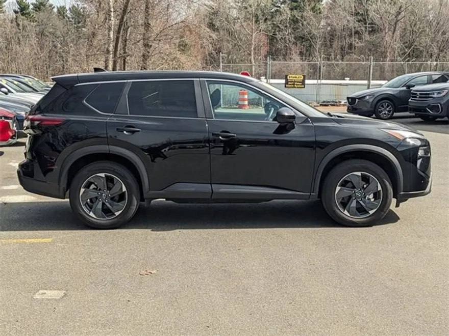 2024 Nissan Rogue SV photo 1