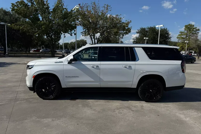 2023 Chevrolet Suburban High Country photo 1