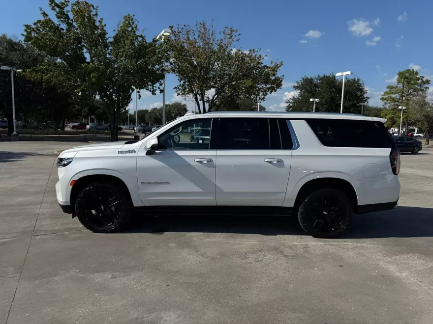 2023 Chevrolet Suburban High Country photo 1