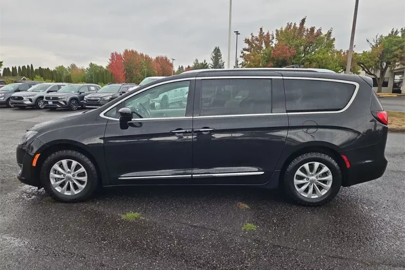 2019 Chrysler Pacifica Touring L photo 1