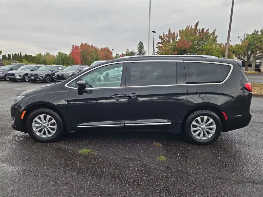 2019 Chrysler Pacifica Touring L photo 1