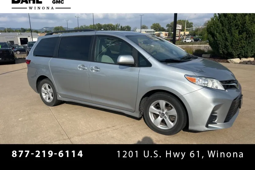 2020 Toyota Sienna LE photo 1