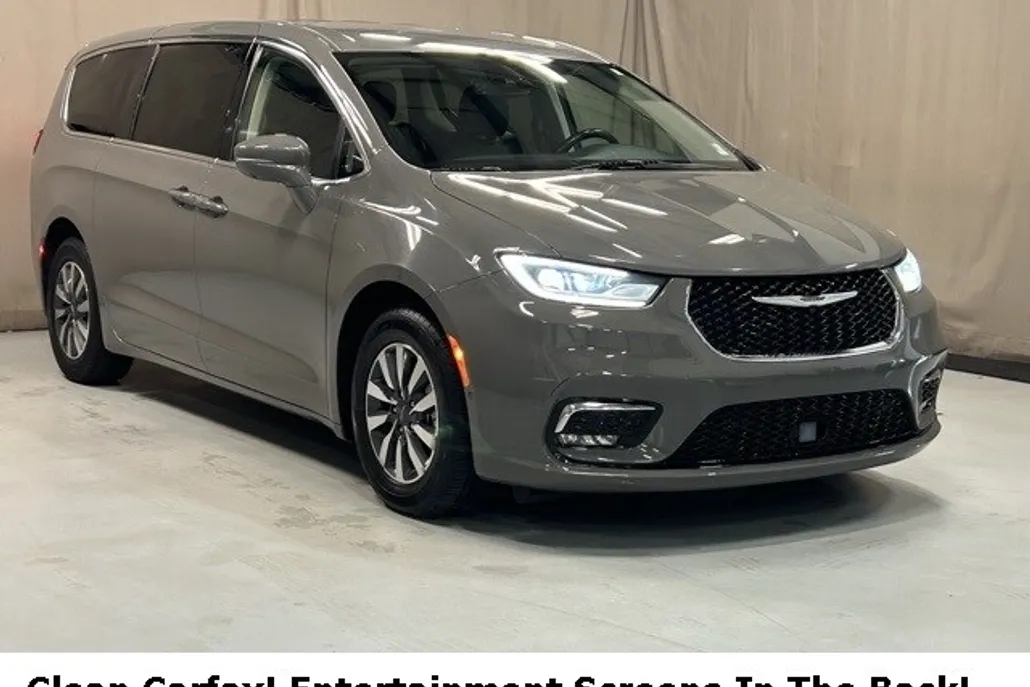2022 Chrysler Pacifica Hybrid Touring L photo 1