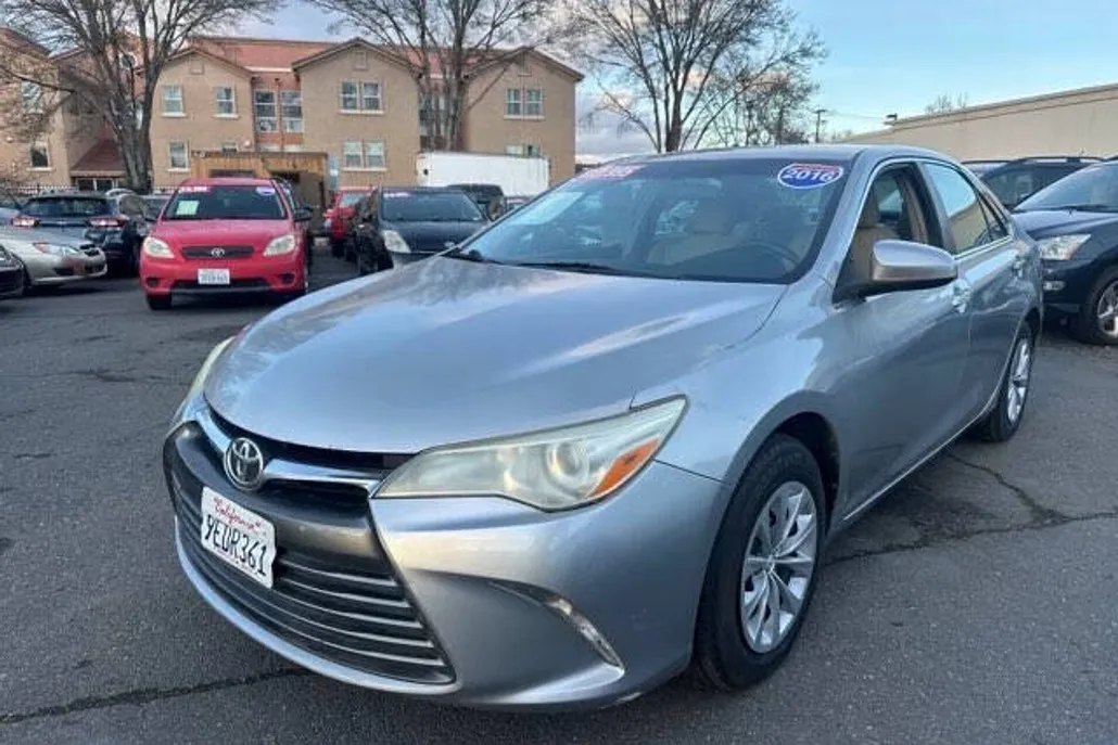 2016 Toyota Camry LE photo 1