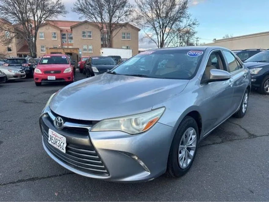2016 Toyota Camry LE photo 1
