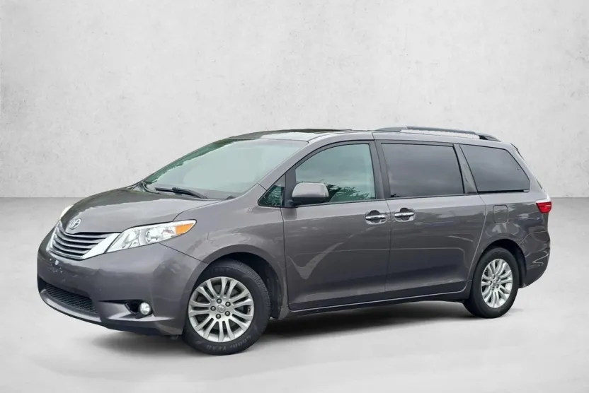 2017 Toyota Sienna XLE photo 1