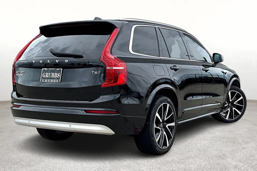 2022 Volvo XC90 Momentum photo 1