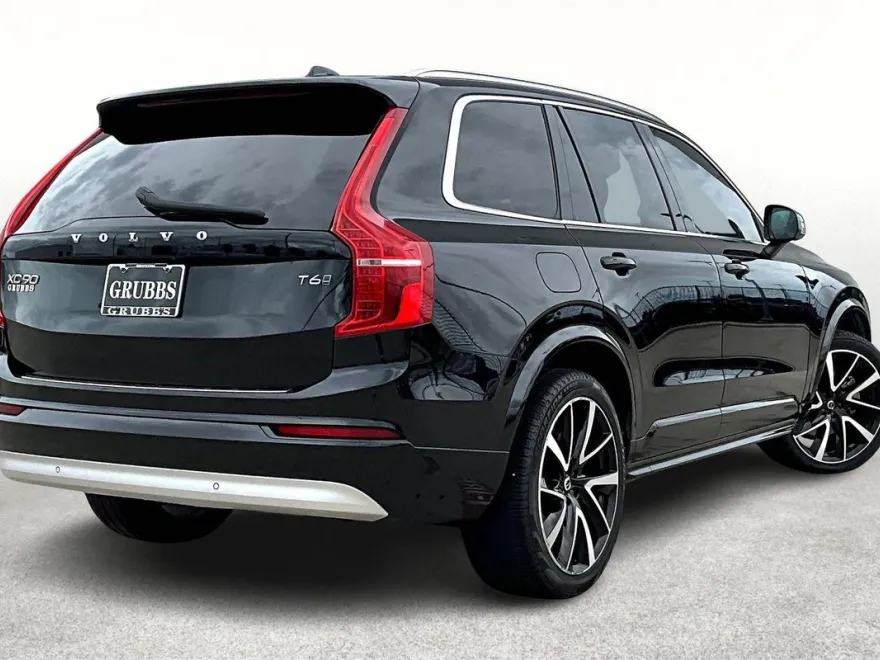 2022 Volvo XC90 Momentum photo 1