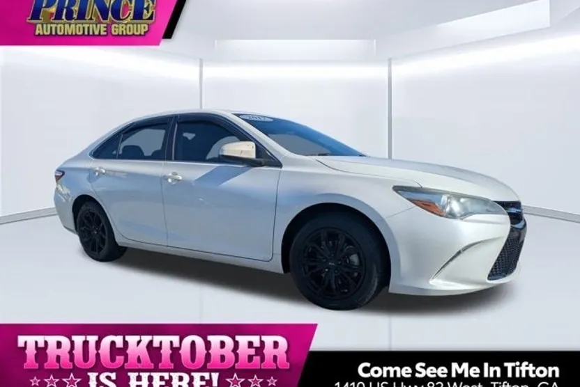 2017 Toyota Camry SE photo 1