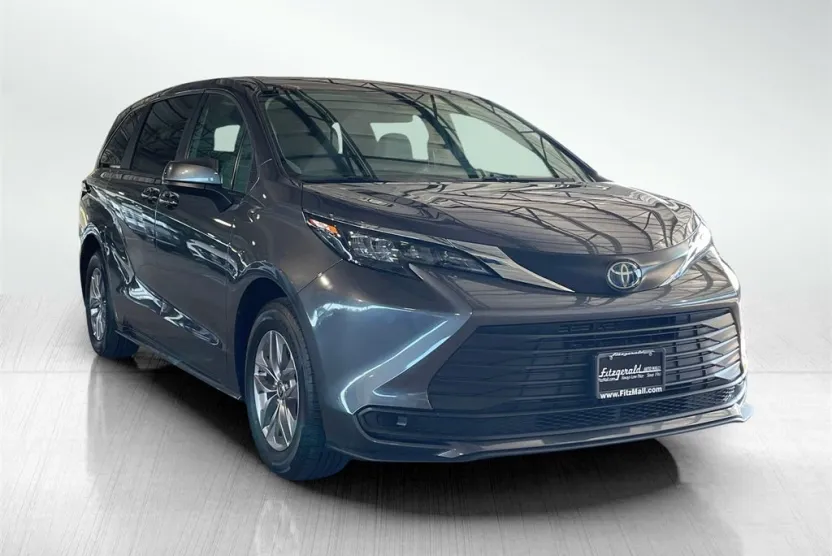 2025 Toyota Sienna LE photo 1