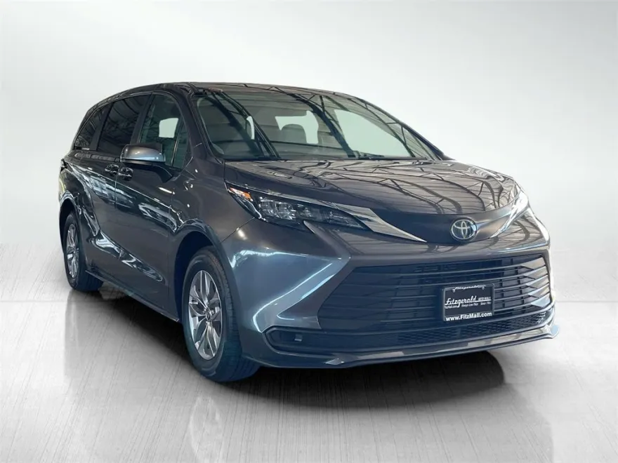 2025 Toyota Sienna LE photo 1