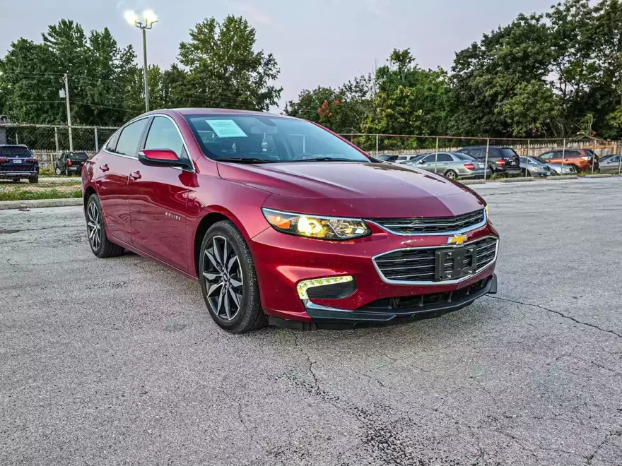 2017 Chevrolet Malibu 1LT photo 1