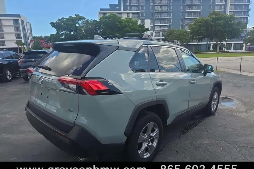 2022 Toyota RAV4 XLE photo 1