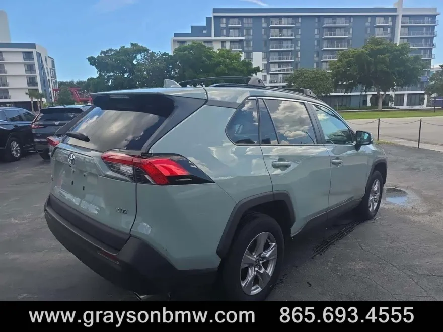 2022 Toyota RAV4 XLE photo 1