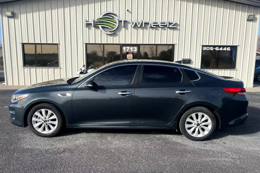 2016 Kia Optima EX photo 1