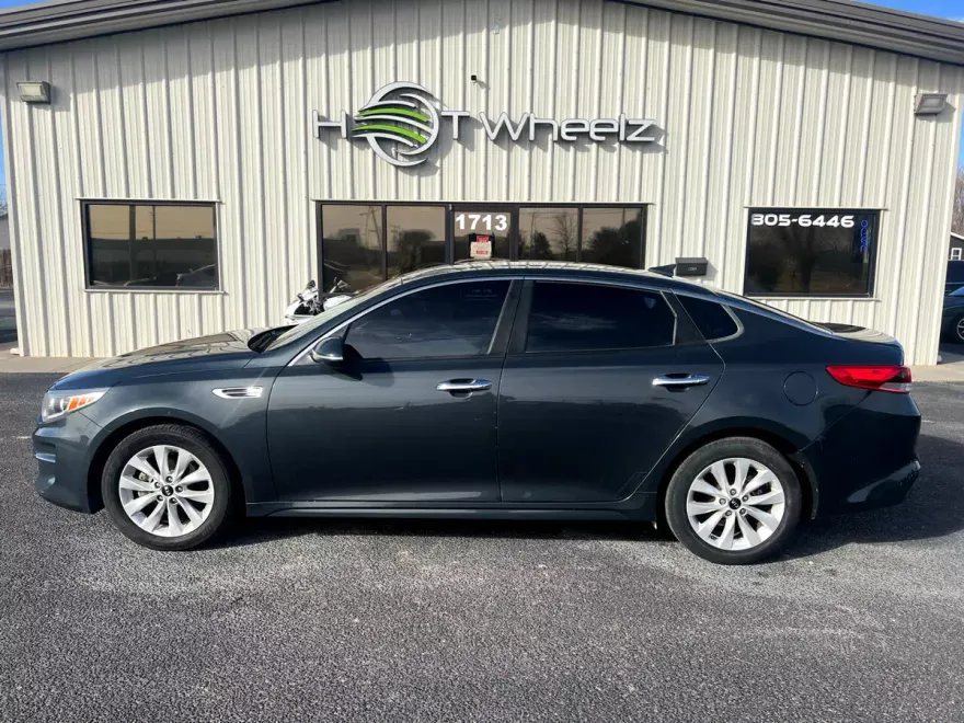 2016 Kia Optima EX photo 1