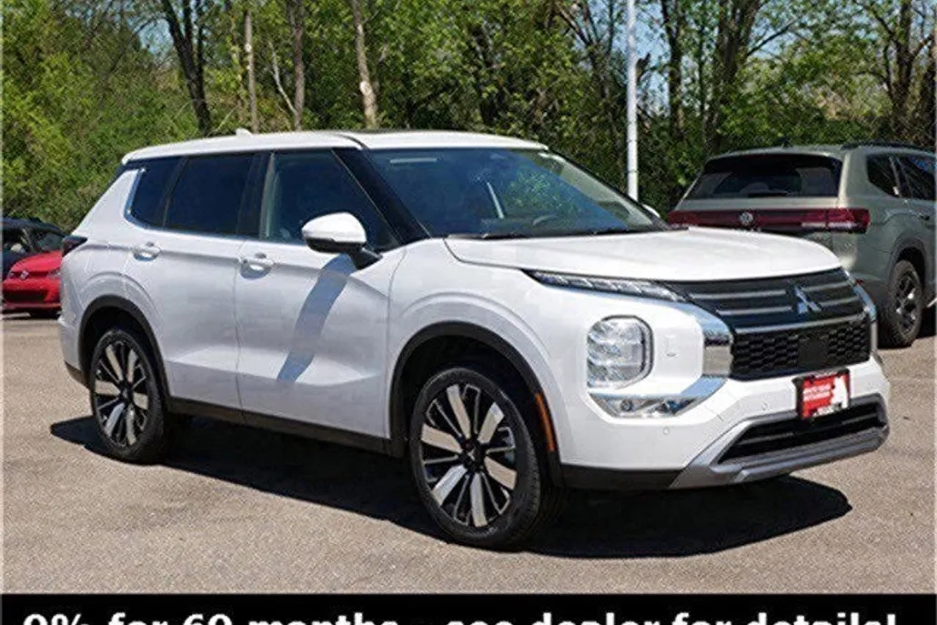 2025 Mitsubishi Outlander SE photo 1