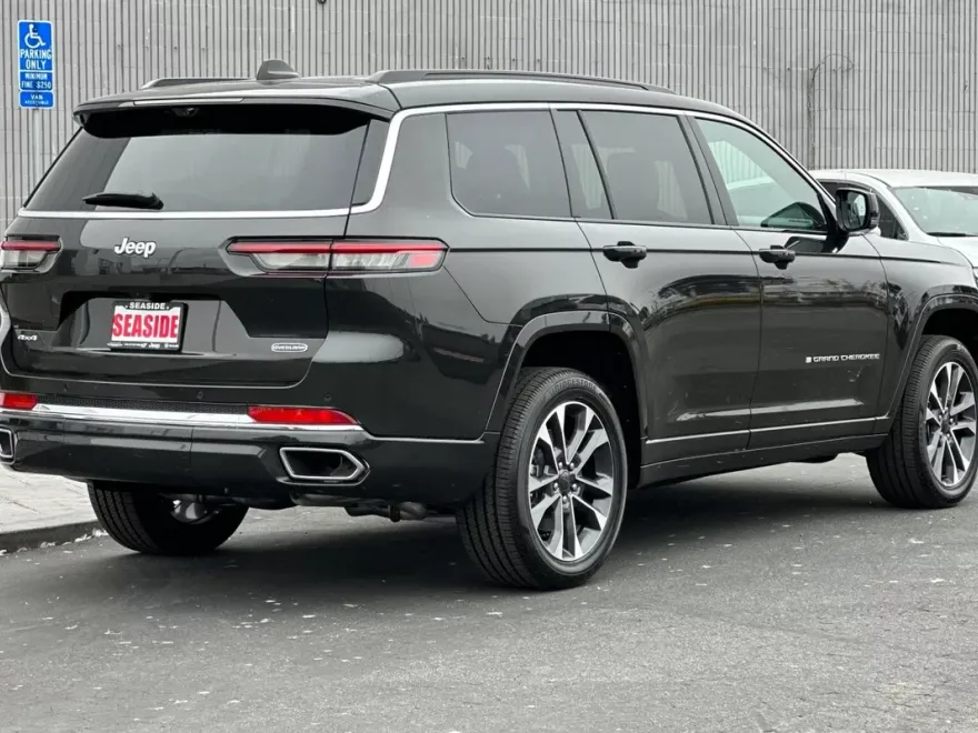 2024 Jeep Grand Cherokee Overland photo 3