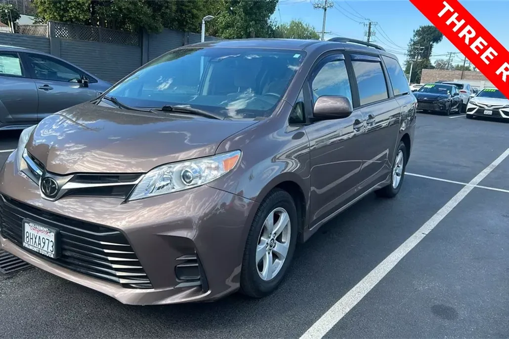 2019 Toyota Sienna LE photo 1