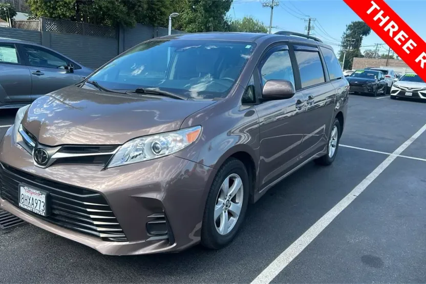 2019 Toyota Sienna LE photo 1