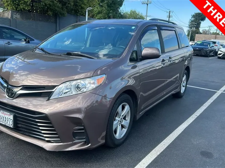 2019 Toyota Sienna LE photo 1