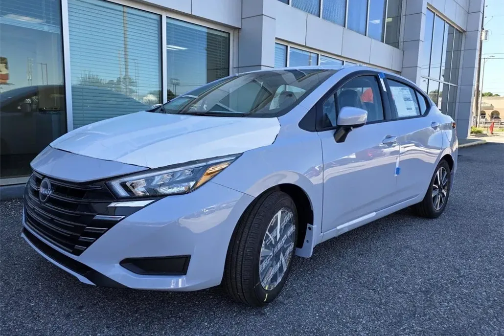 2025 Nissan Versa 1.6 SV photo 1
