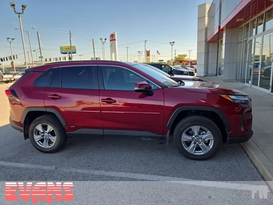 2024 Toyota RAV4 Hybrid LE photo 1