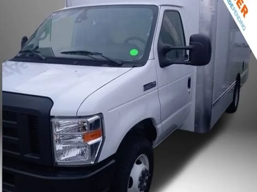 2024 Ford E-450 Cutaway photo 1