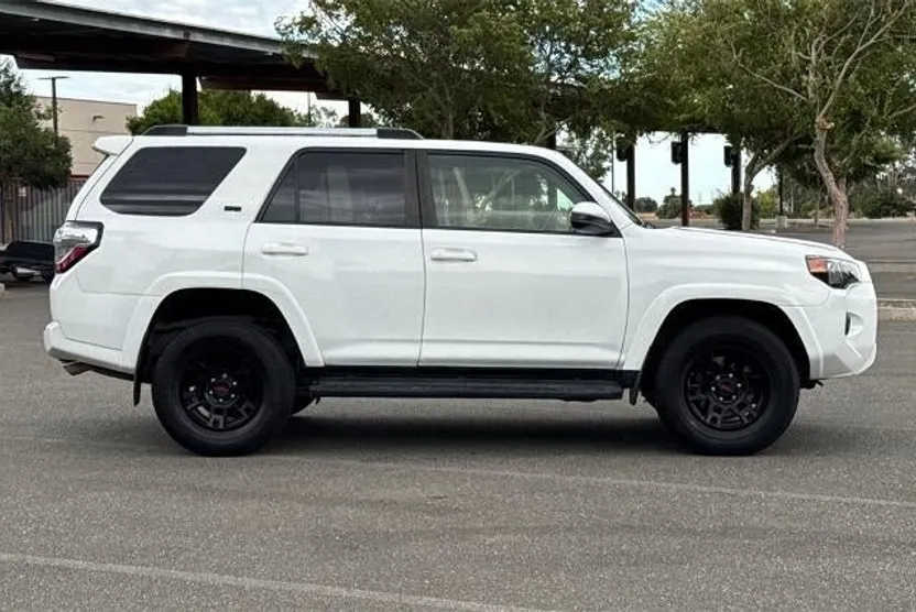 2020 Toyota 4Runner SR5 photo 1