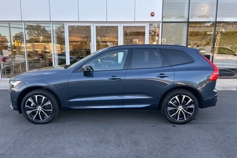 2025 Volvo XC60 B5 Plus photo 1